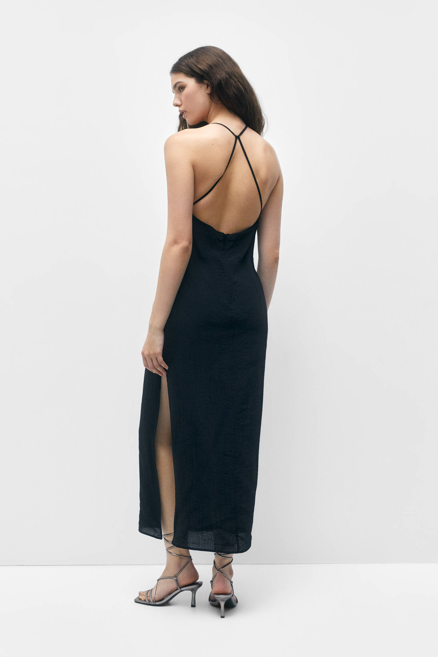 VESTIDO MIDI COM DETALHE NAS COSTAS E TOQUE HALTER - PRETO