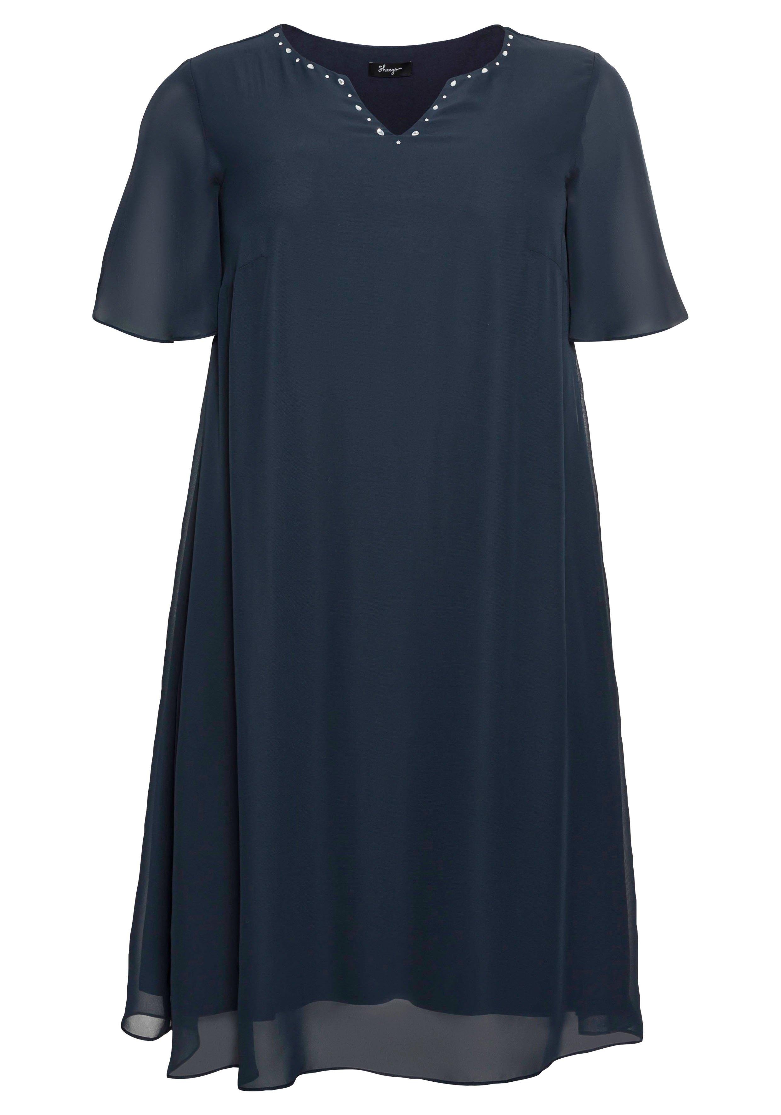 Chiffonkleid mit Schmucksteinen am Ausschnitt