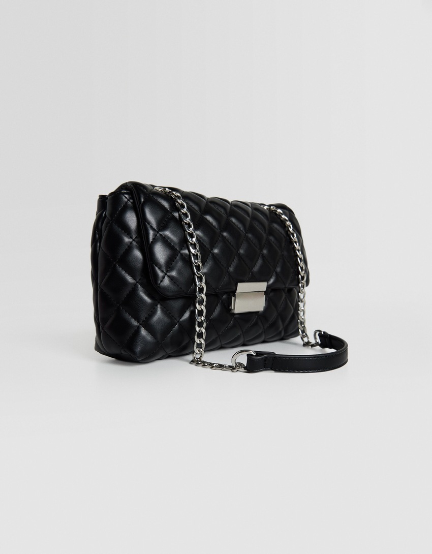Bolsa transversal acolchoada com corrente.