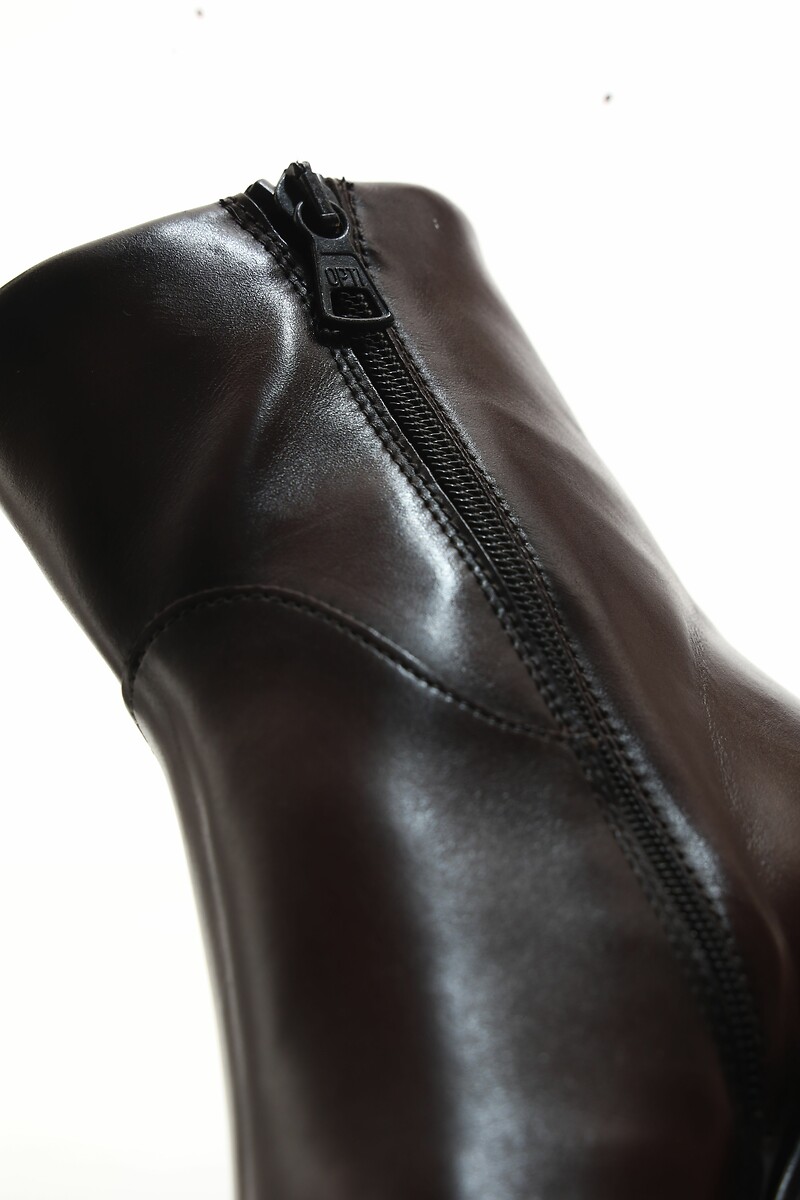 MJUS<br>Botas de couro com bico fino
