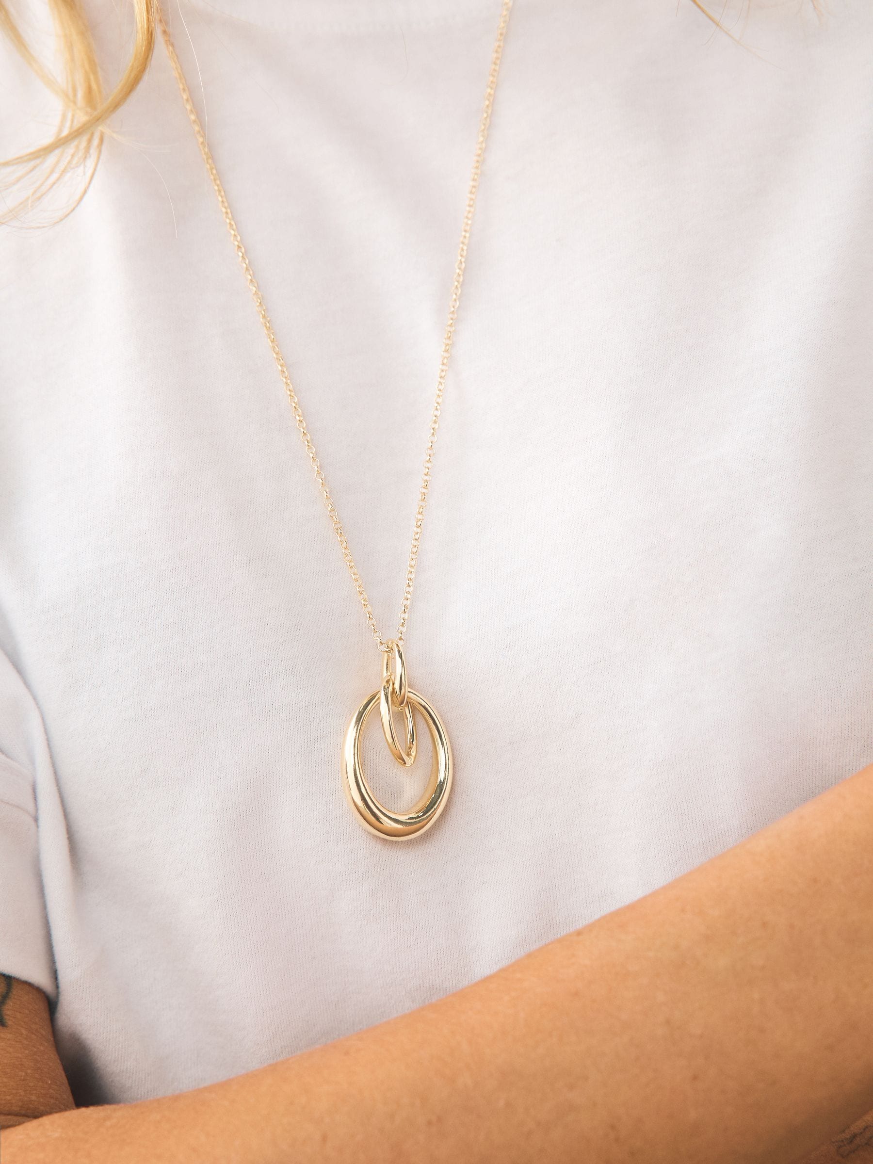 Goudkleurig - Ketting met hangertje van vereende ringen
