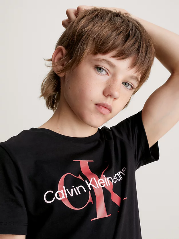 Camiseta infantil com logotipo