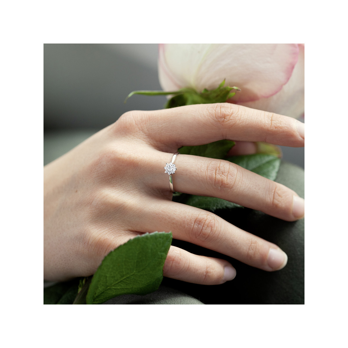 Bague or 750 blanc fleur diamants synthétiques 0,15 carat