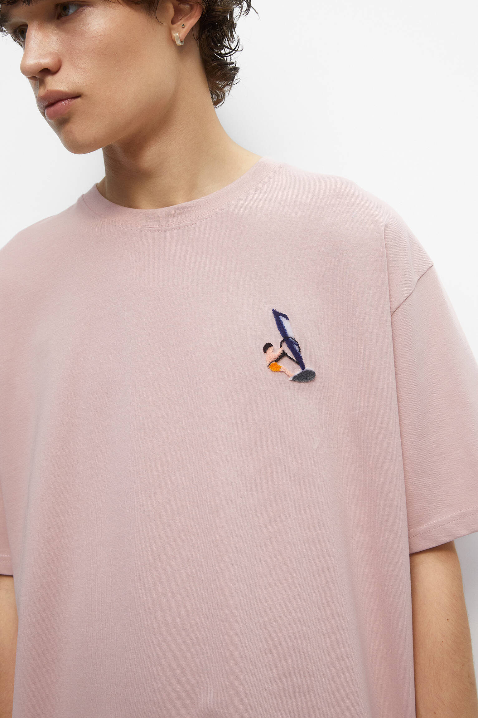 CAMISETA DE MANGA CURTA BORDADA - ROSA CLARO