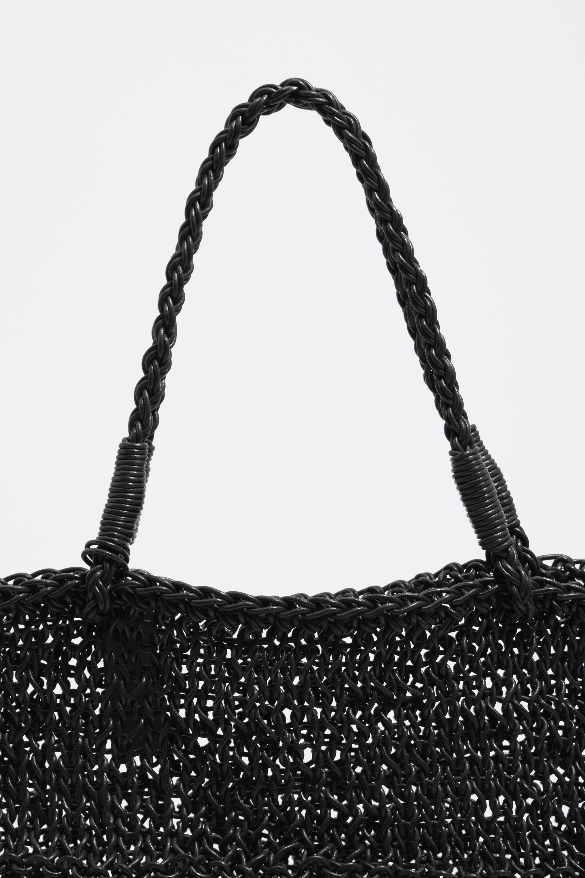 Bolsa de ombro média em couro trançado preto