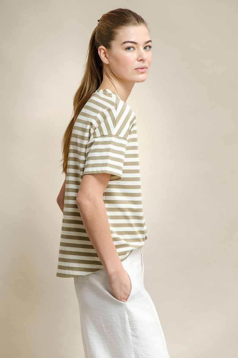 T-SHIRT RISCAS COM BORDADO