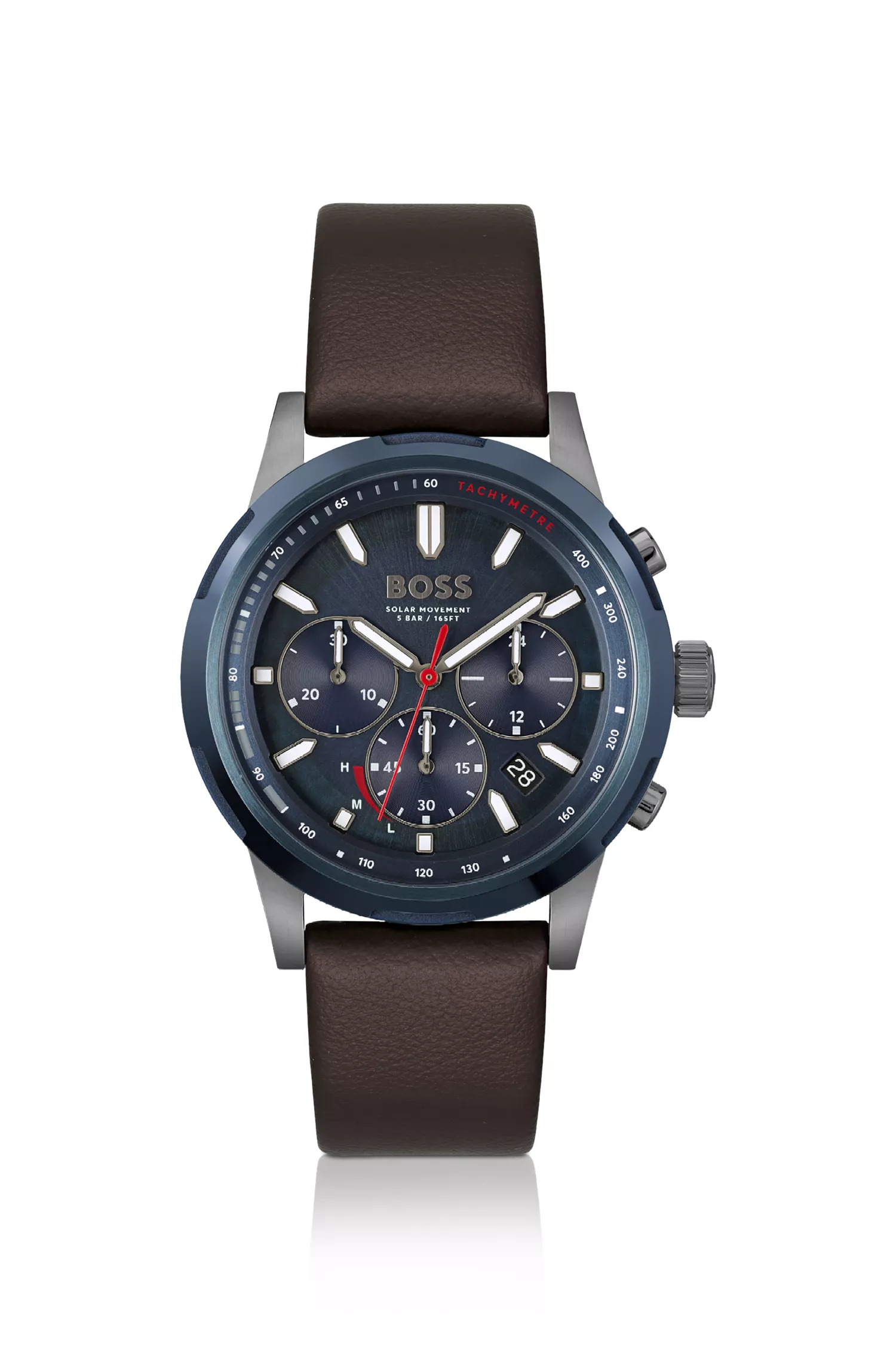 Relógio cronógrafo BOSS com mostrador preto e azul e pulseira de couro marrom.
