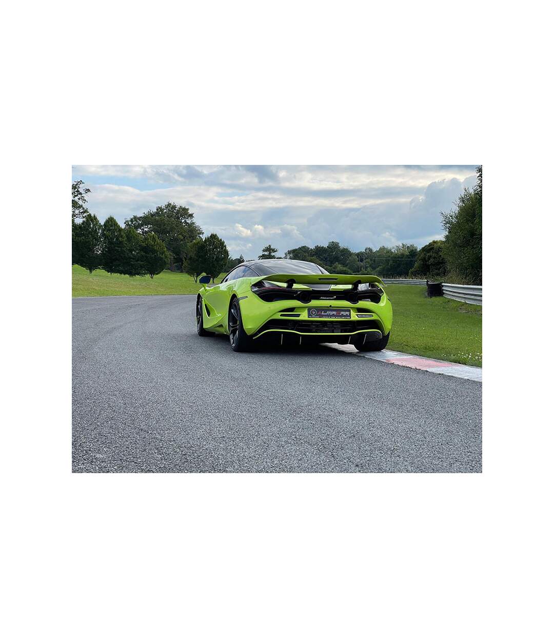 Pilotage prestige : 2 tours de circuit au volant d'une McLaren 720S - SMARTBOX - Coffret Cadeau Sport & Aventure