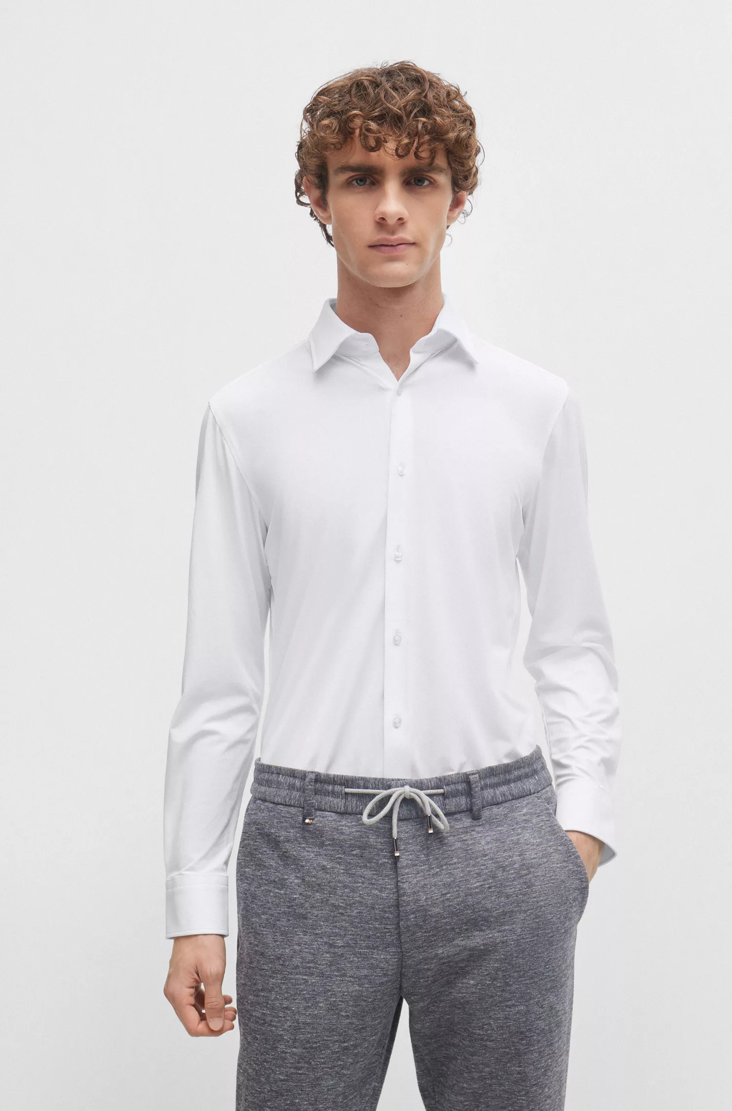 Camisa BOSS preta de corte slim em malha micro-dobby de alta performance com elasticidade.