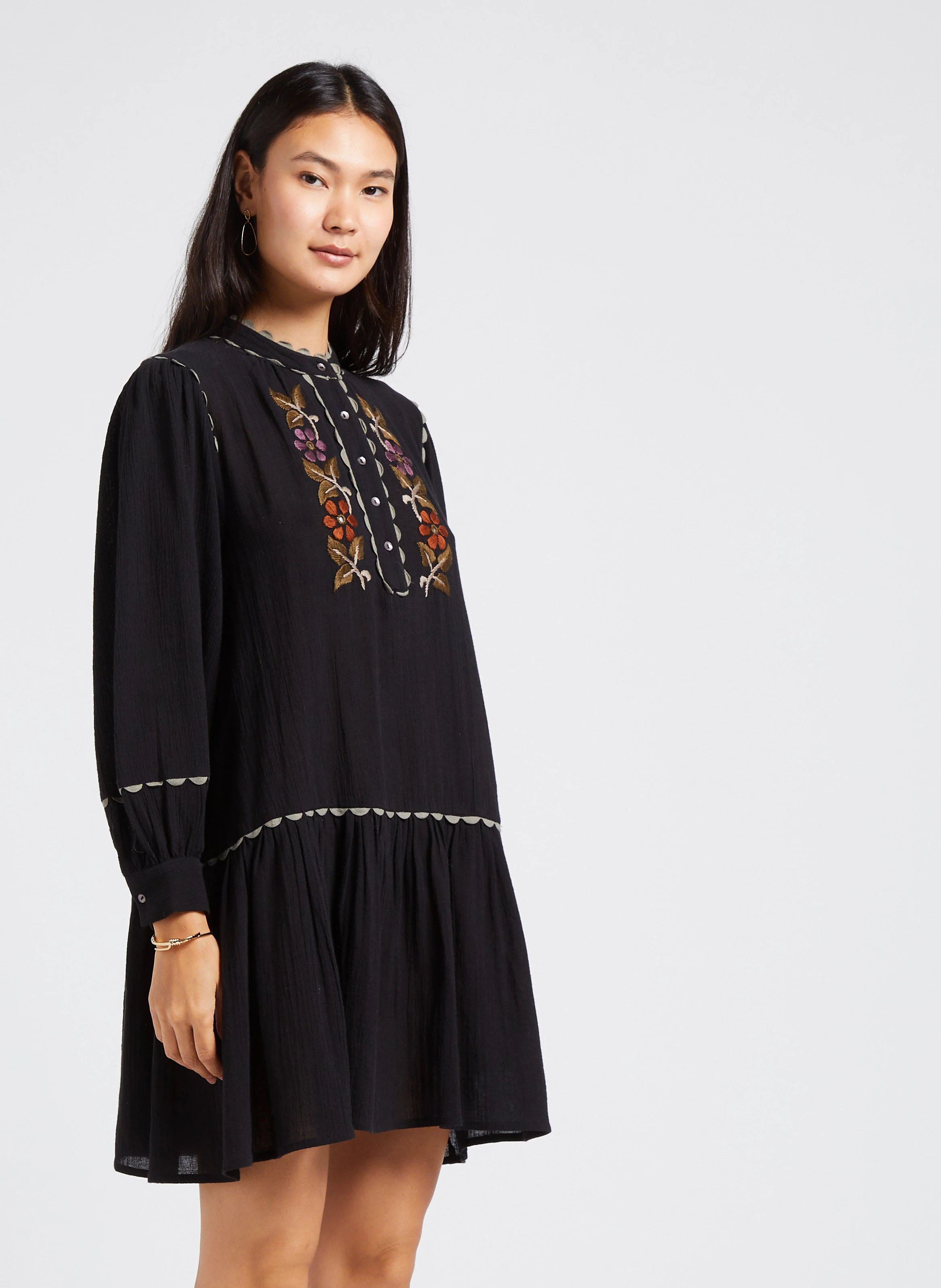 MATHILDA - Robe courte brodée en crêpe de coton | Noir
