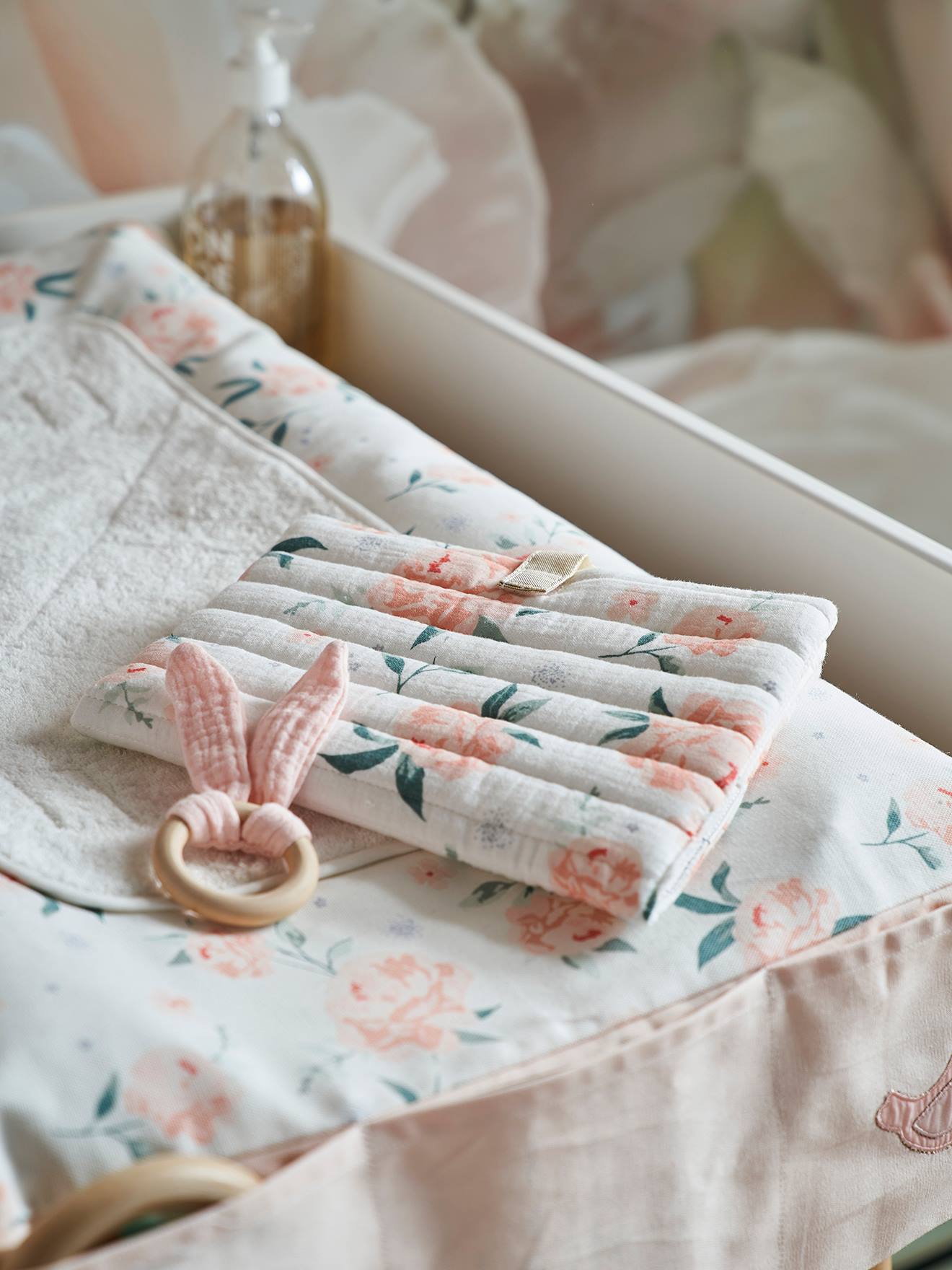 Porta-cartão de saúde Eau de Rose, branco claro com estampa.