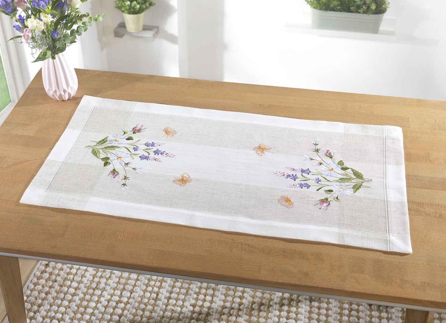 Tisch- und Raumdekoration mit floralem Dessin