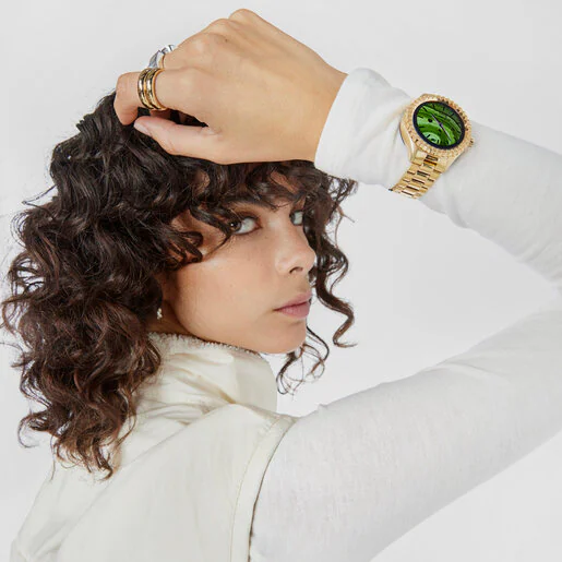 Relógio inteligente T-Bear Connect com pulseira de aço com revestimento em ouro.