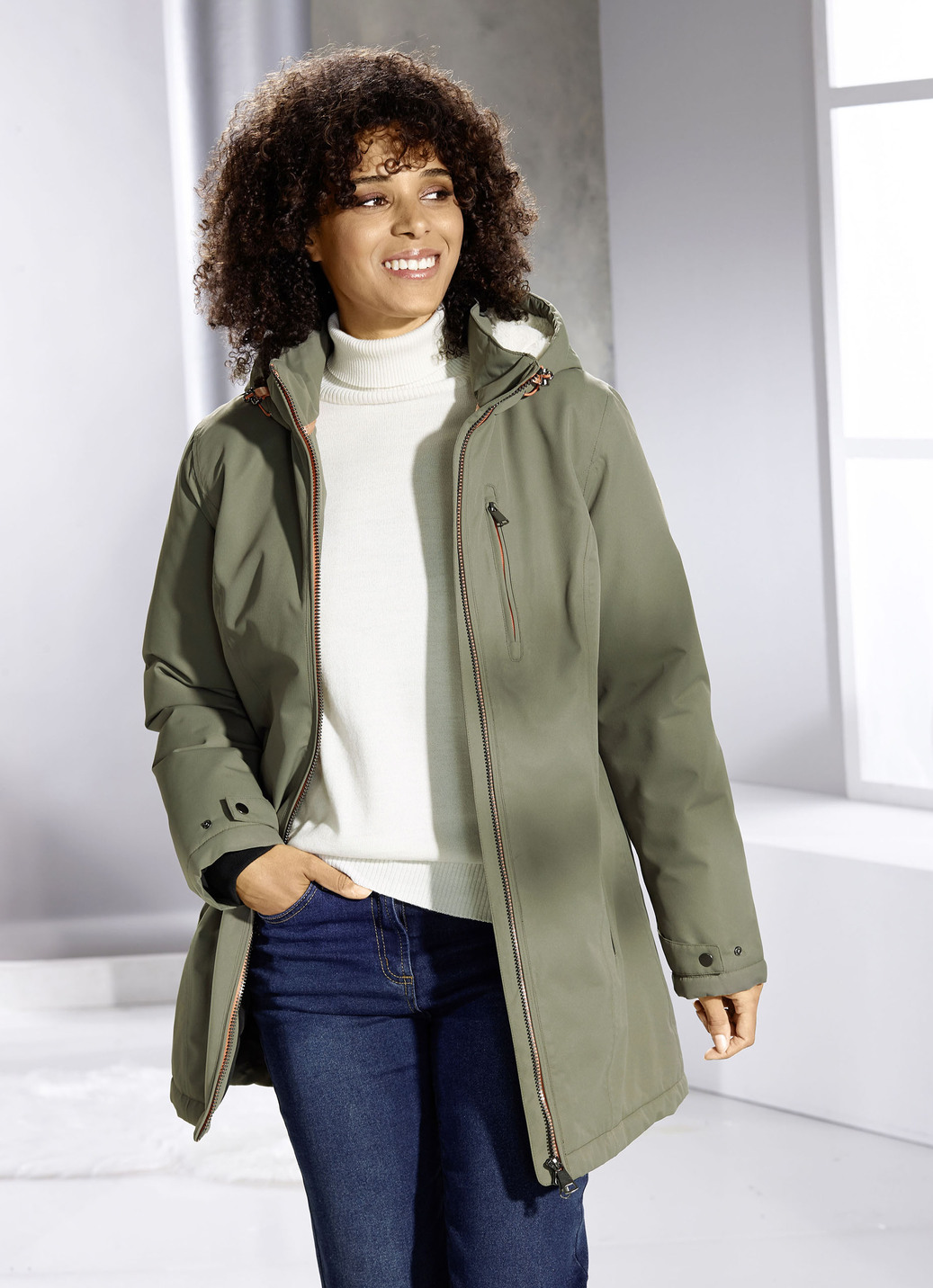 Funktionsjacke mit fester Kapuze