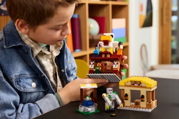 LEGO Minecraft 21273 Ghast-ballonens angreb på landsbyen