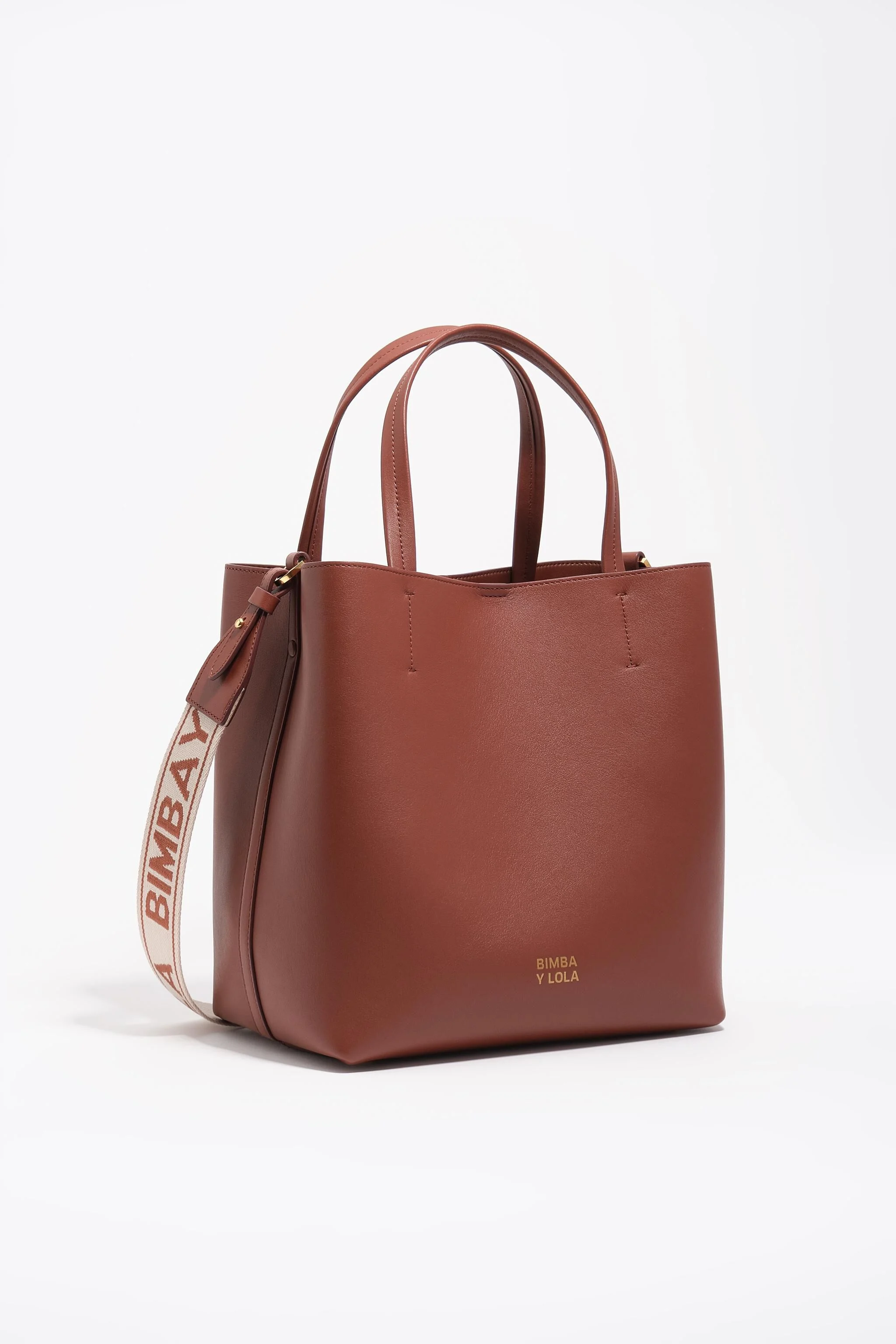 Bolsa grande de couro cor de nogueira com estampa de Chihuahua.