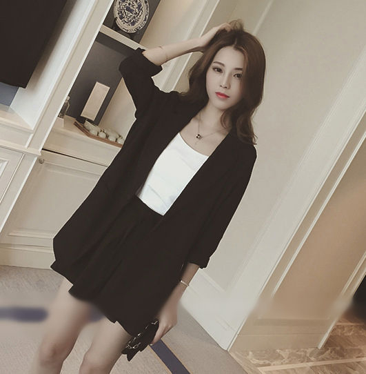 Muezz - Set: Blazer met enkele rij knopen + Shorts met strikceintuur + Topje met camisole