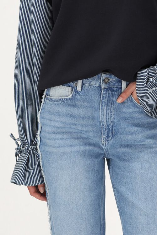 Lichtblauwe wide leg jeans met contrasterende zak