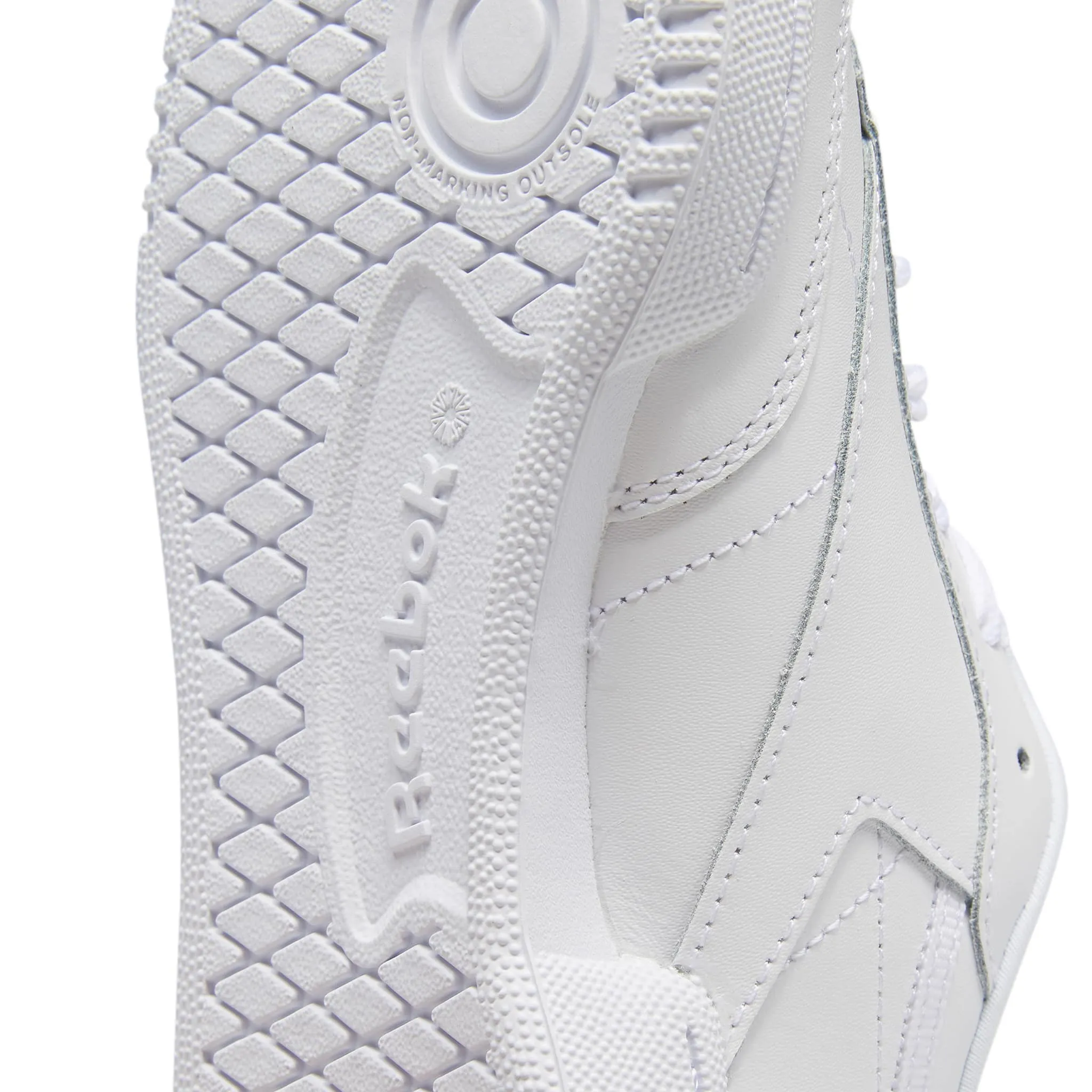 Reebok Soulier Club C Pointures 4-7