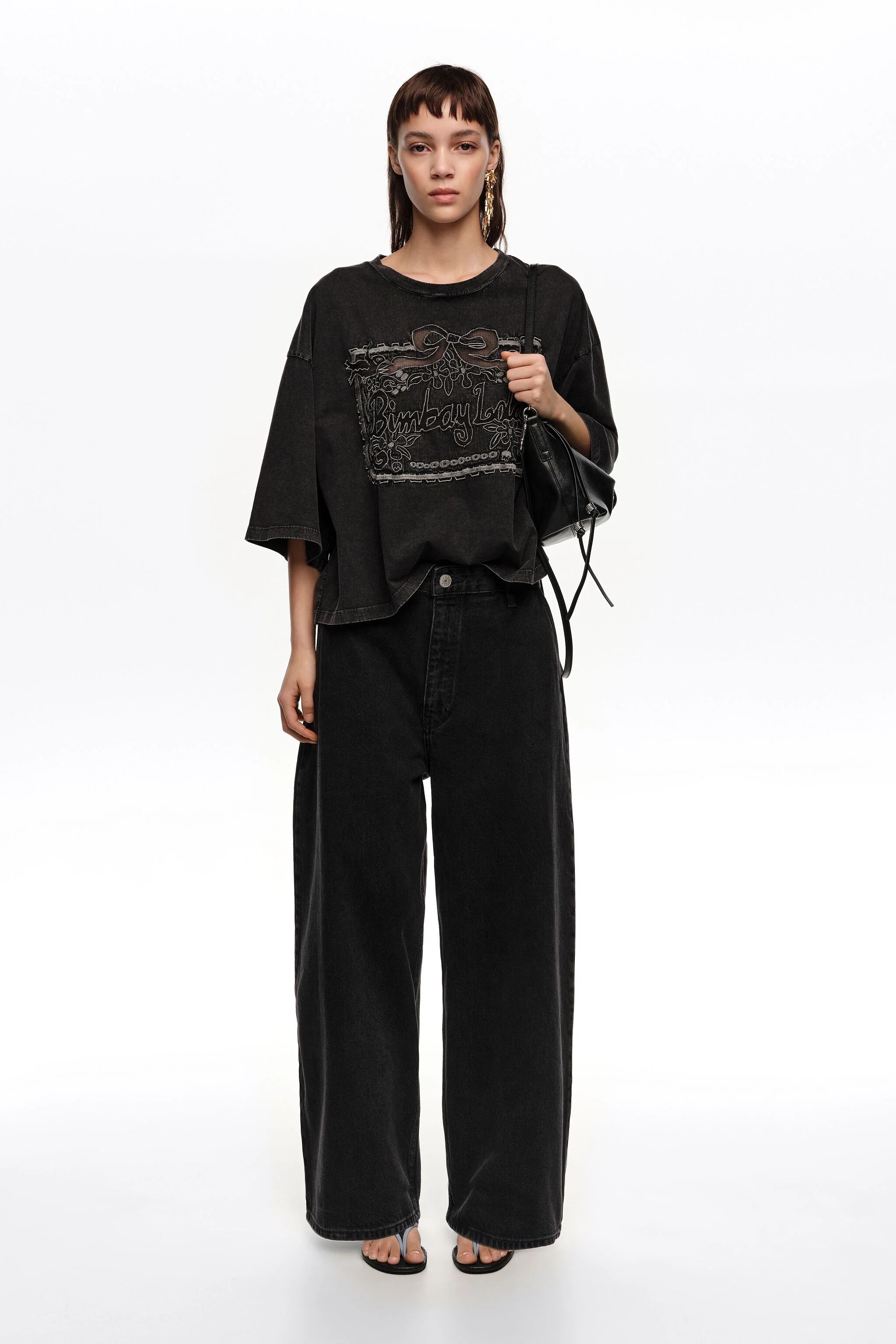 Camiseta preta desbotada com logotipo maxi broderie anglaise
