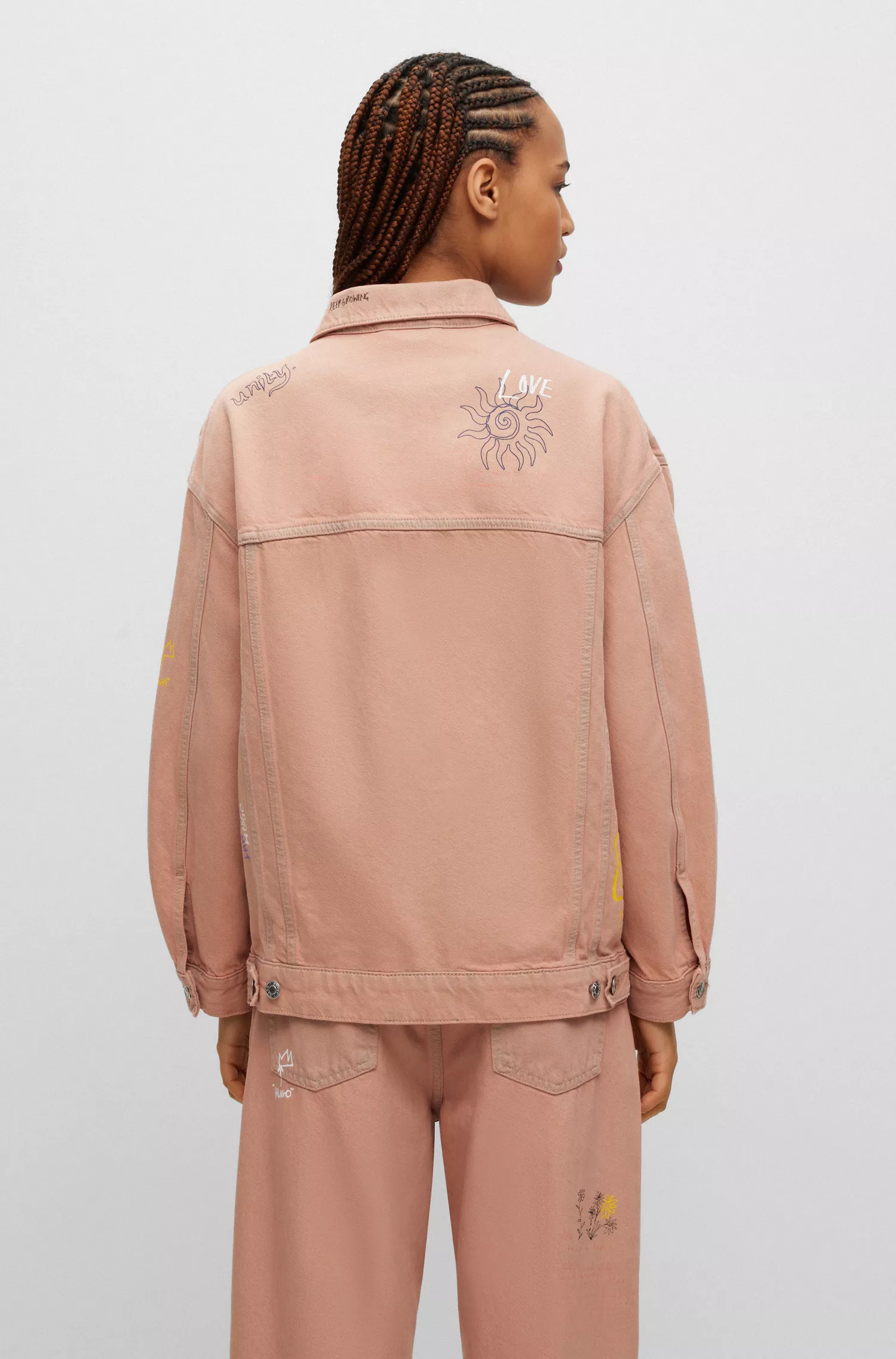 Jaqueta HUGO vermelha de modelagem oversized em jeans tingido com estampas de rabiscos.