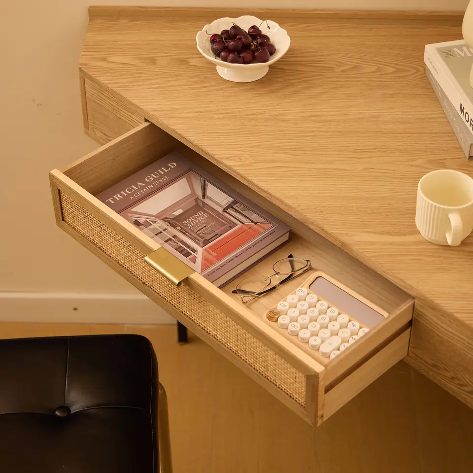 Hoekbureau van hout en rotan met 1 lade en metalen poten
