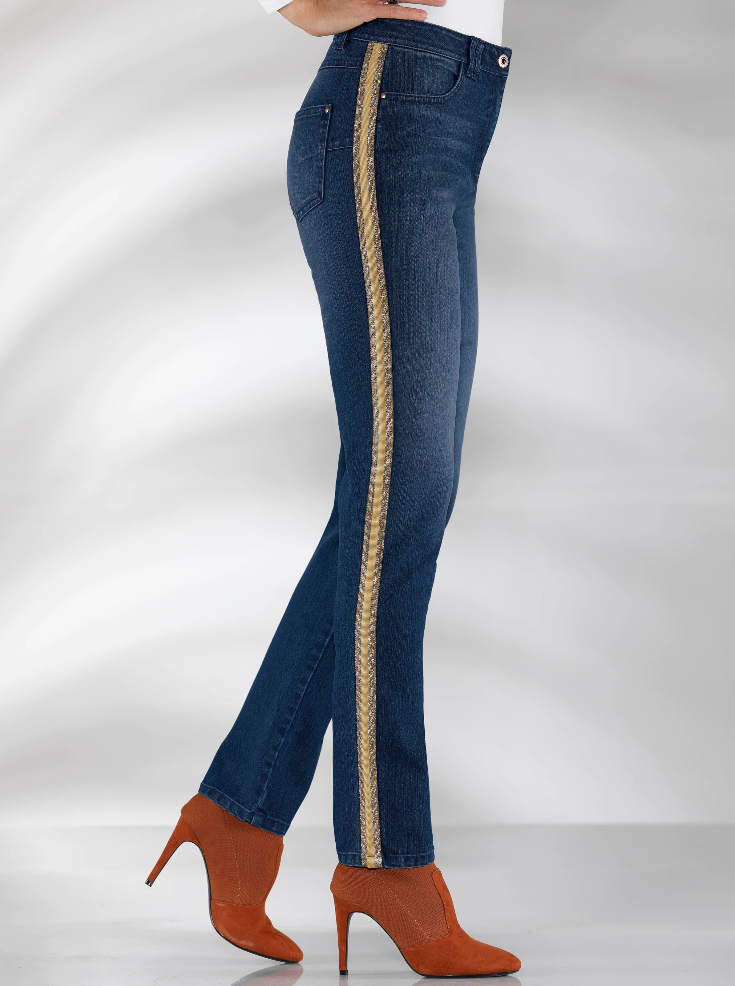 Jeans in blue-stone-washed