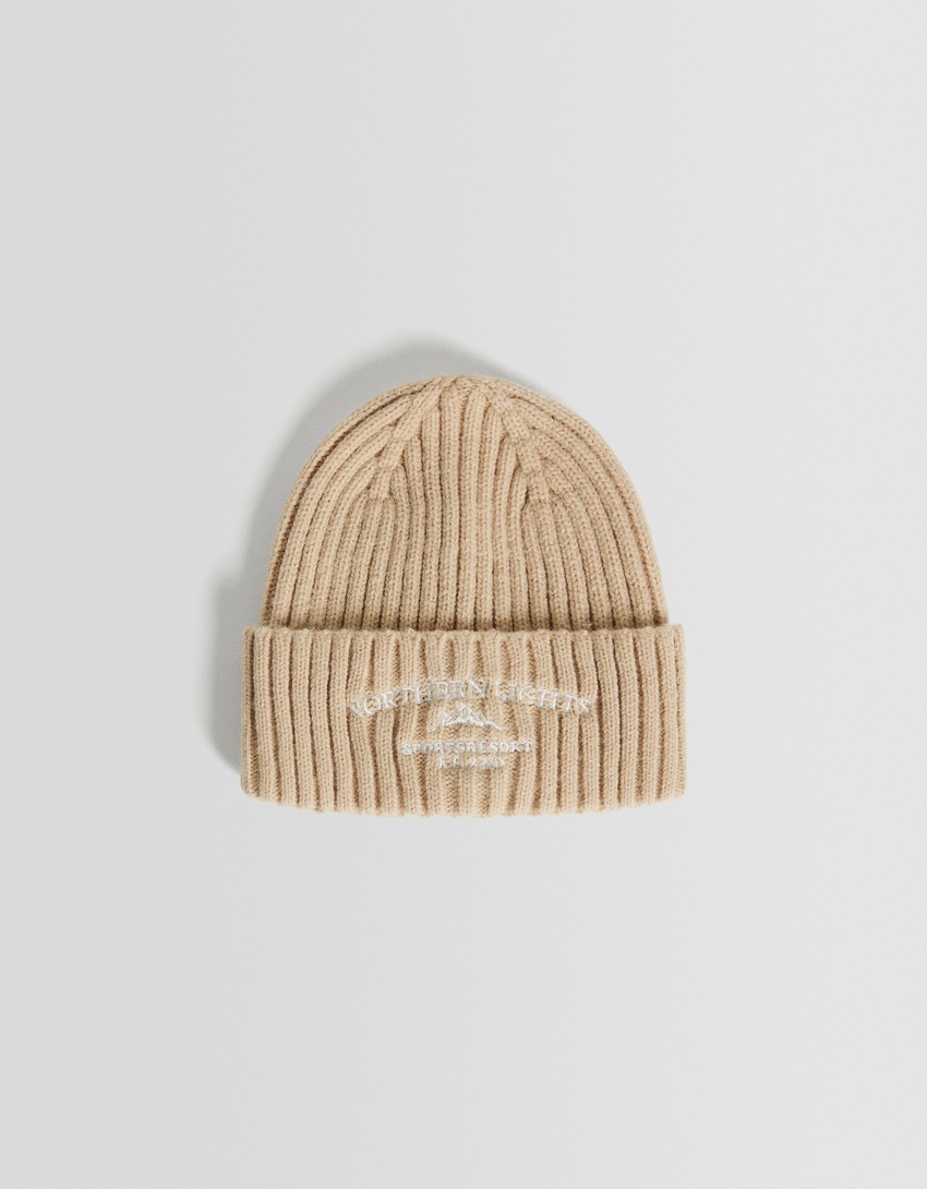 Gorro bordado com nervuras largas