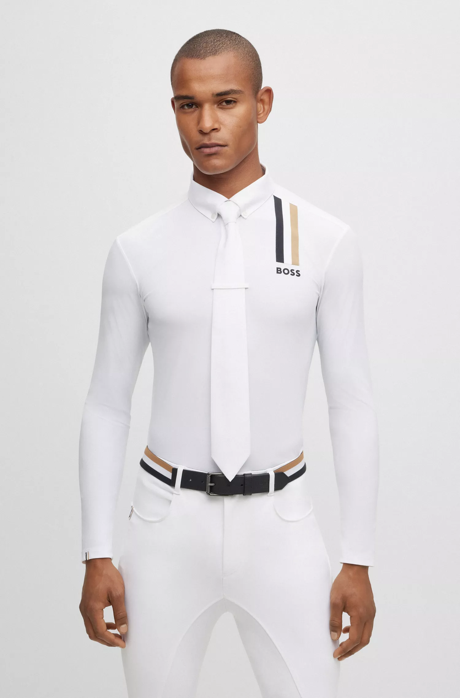 Camisa de competição BOSS preta para equitação com listra e logotipo característicos.