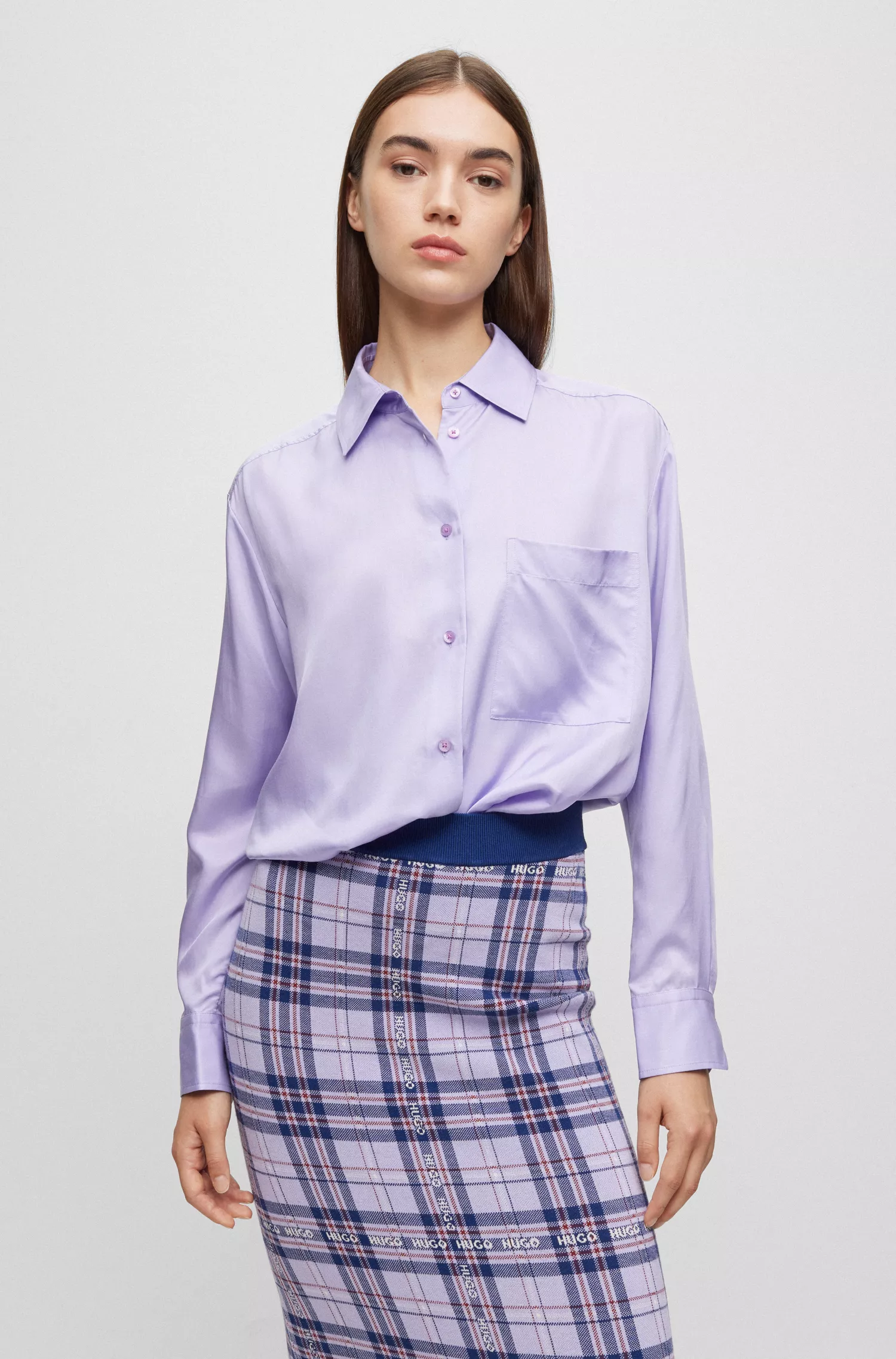 Blusa HUGO vermelha, modelagem oversized, com etiqueta com o logo.