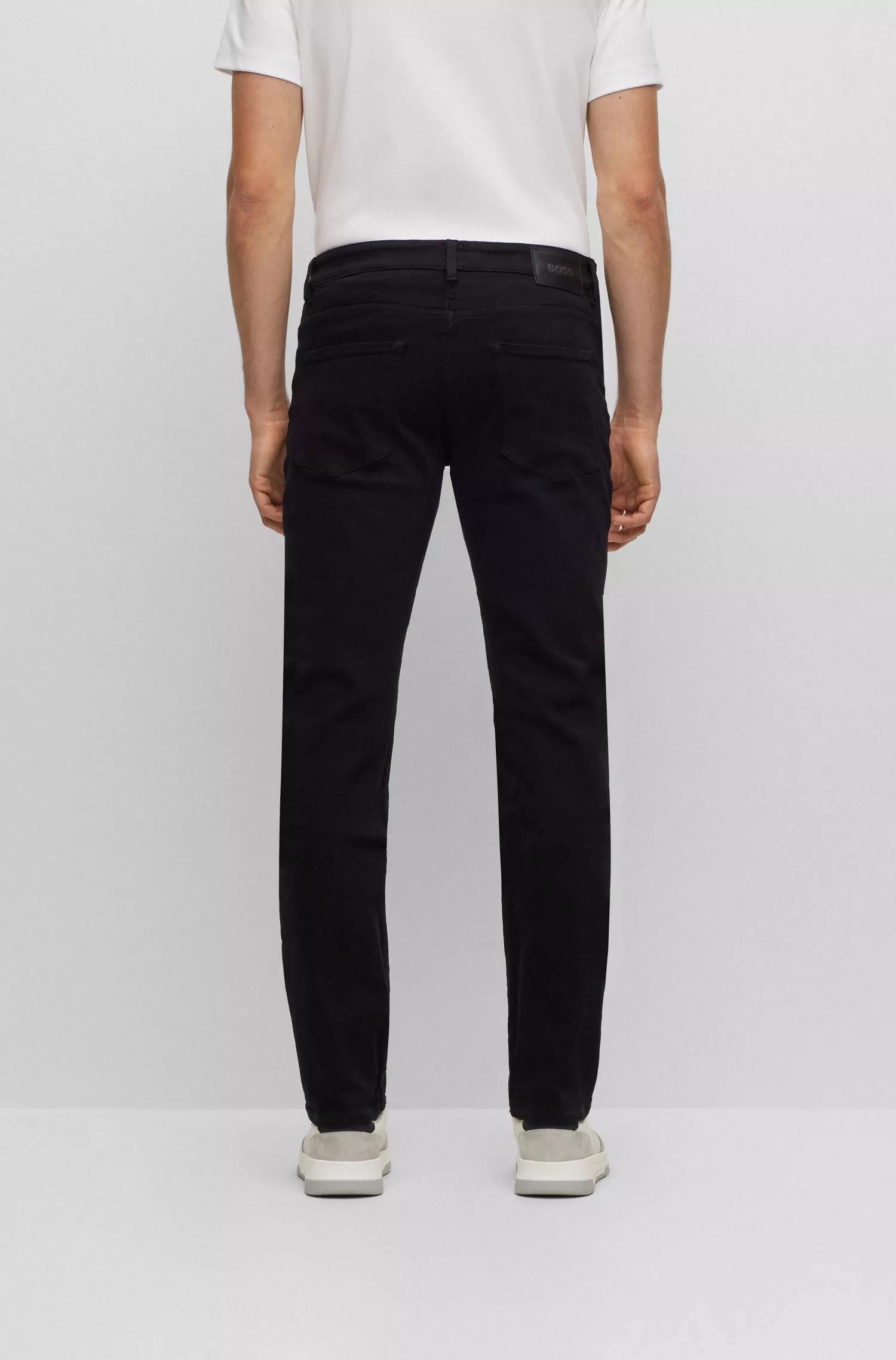 Calça jeans BOSS preta, corte slim, em denim azul-escuro da Supreme Movement.