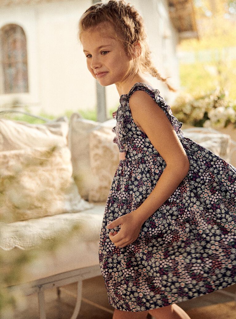 Robe violette en satin de coton fleuri