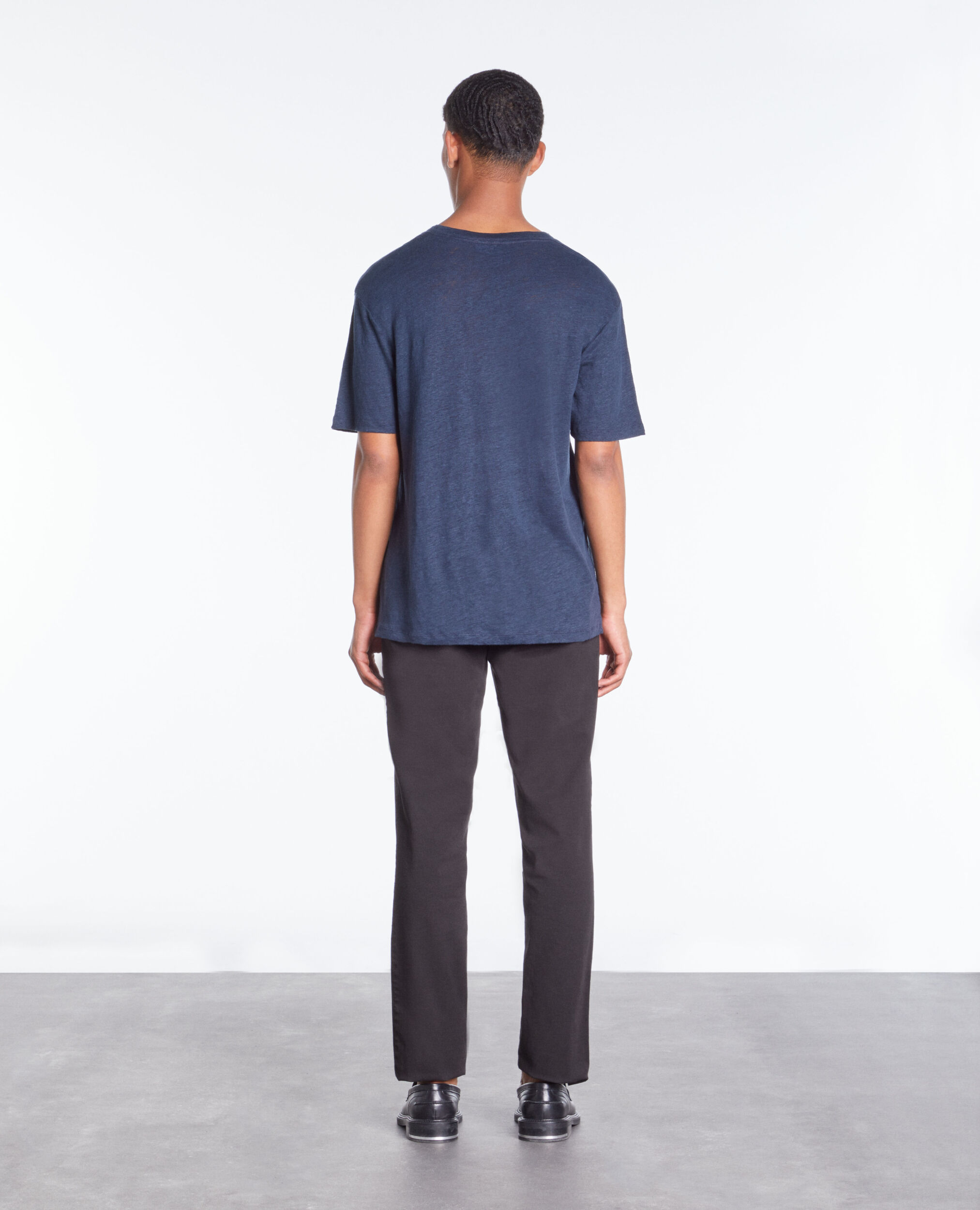 T-shirt bleu marine en lin avec blason
