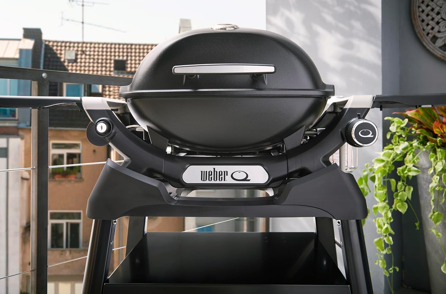 Weber Q 1200N Gasgrill mit Seitentischen & kompakten Stand/Grill für Terrassen und Balkone mit Hochleistungsbrennern, porzellanemaillierten Gussrosten und elektronischer Zündung, Mitternachtsschwarz