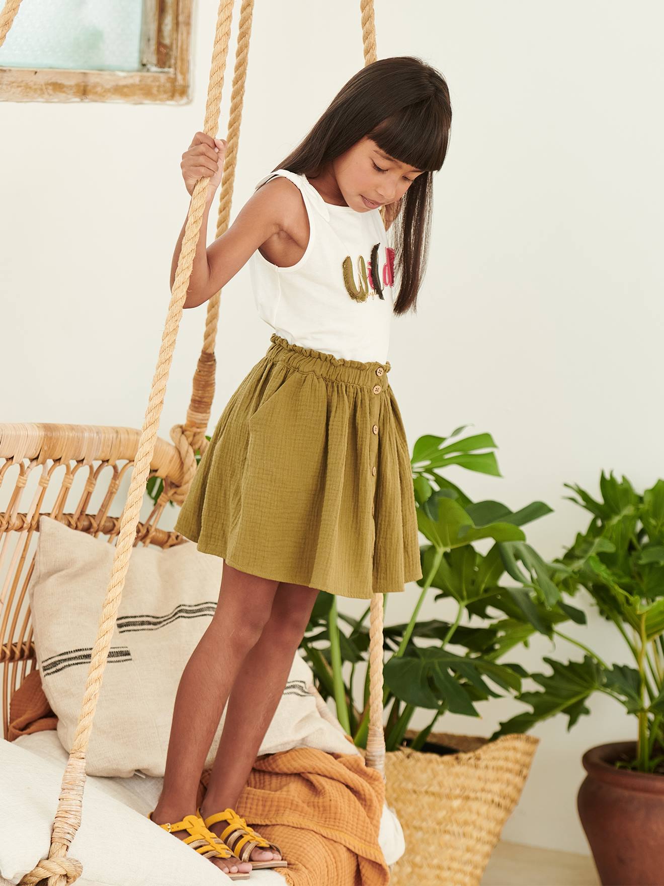 Sandálias de várias tiras para meninas, lisas, amarelo escuro com estampa.