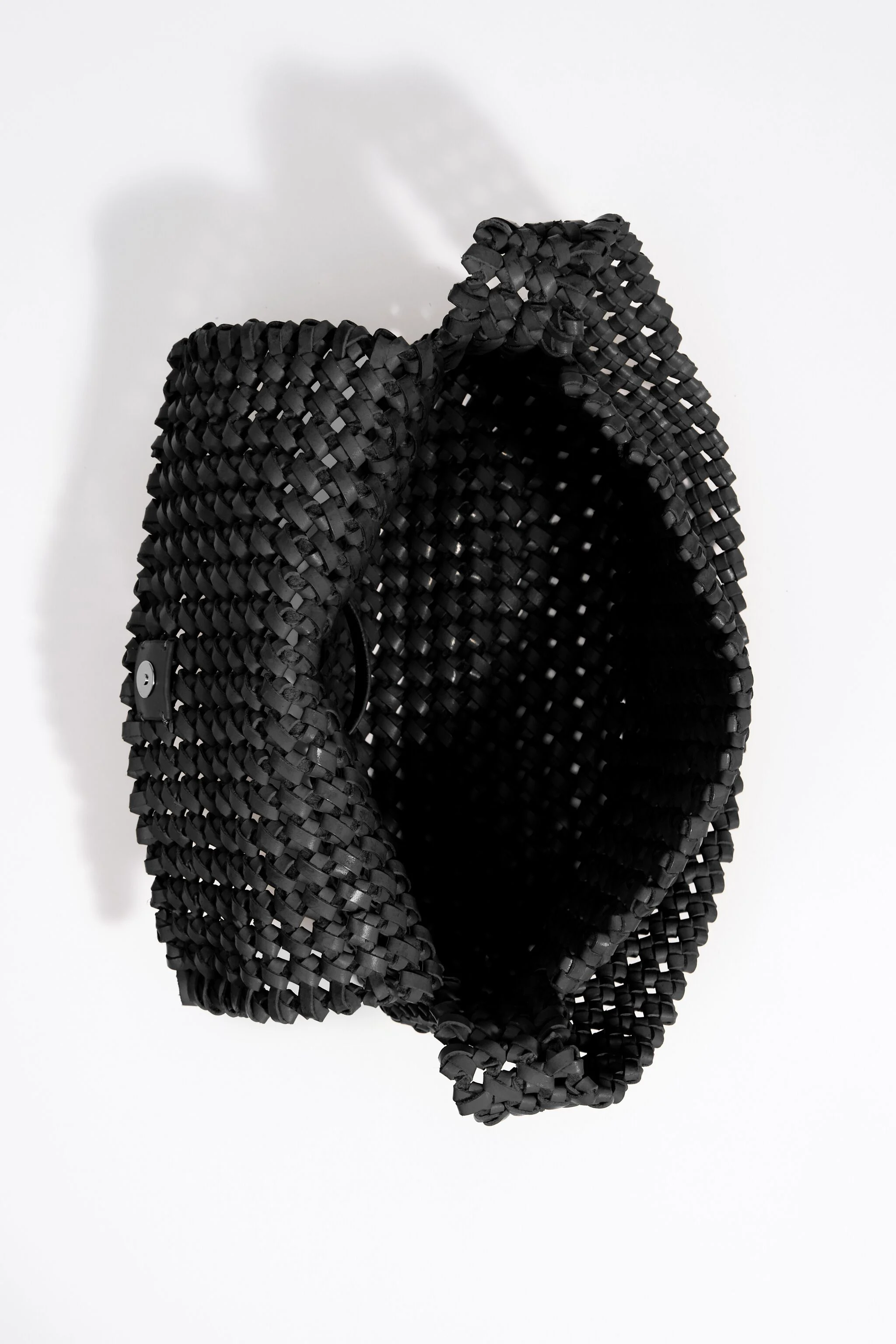 Bolsa hobo média em couro trançado preto