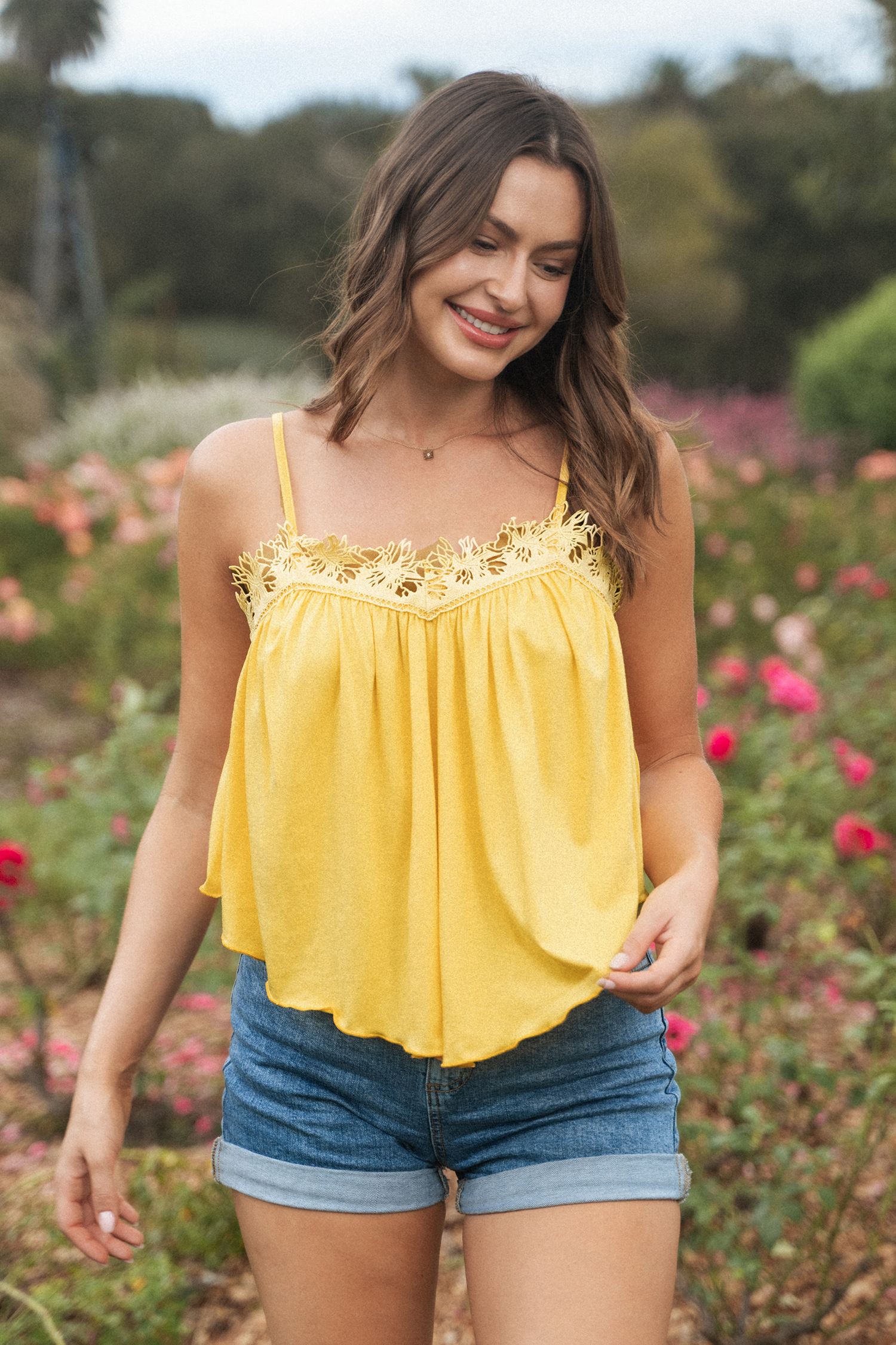 Débardeur en dentelle avec col en cœur jaune