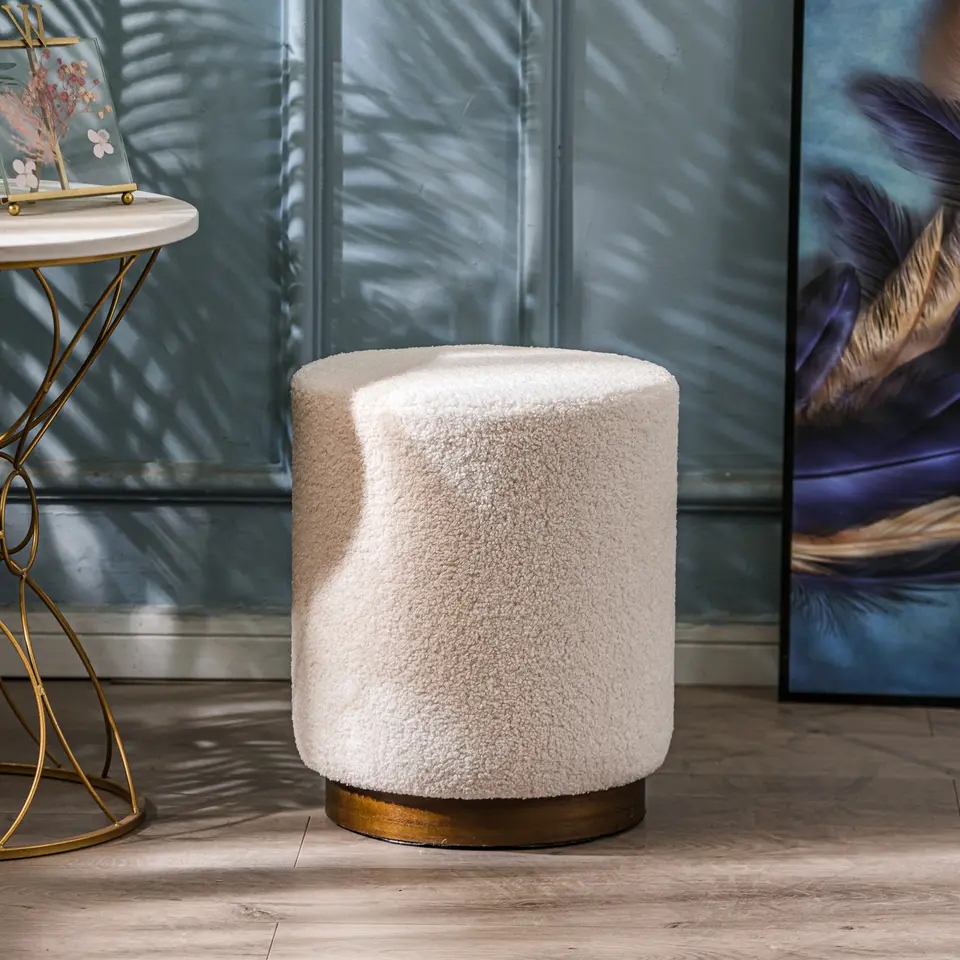 Poef met witte krullen en houten basis