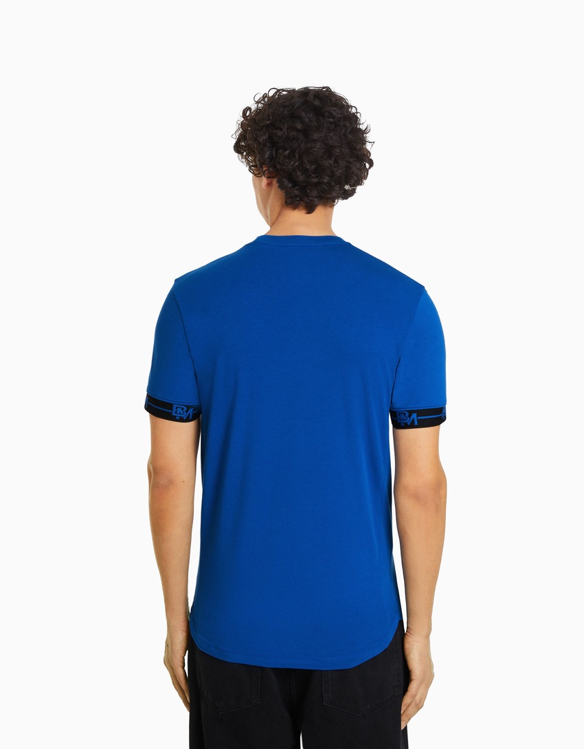 Camiseta de manga curta com modelagem justa e detalhe listrado.
