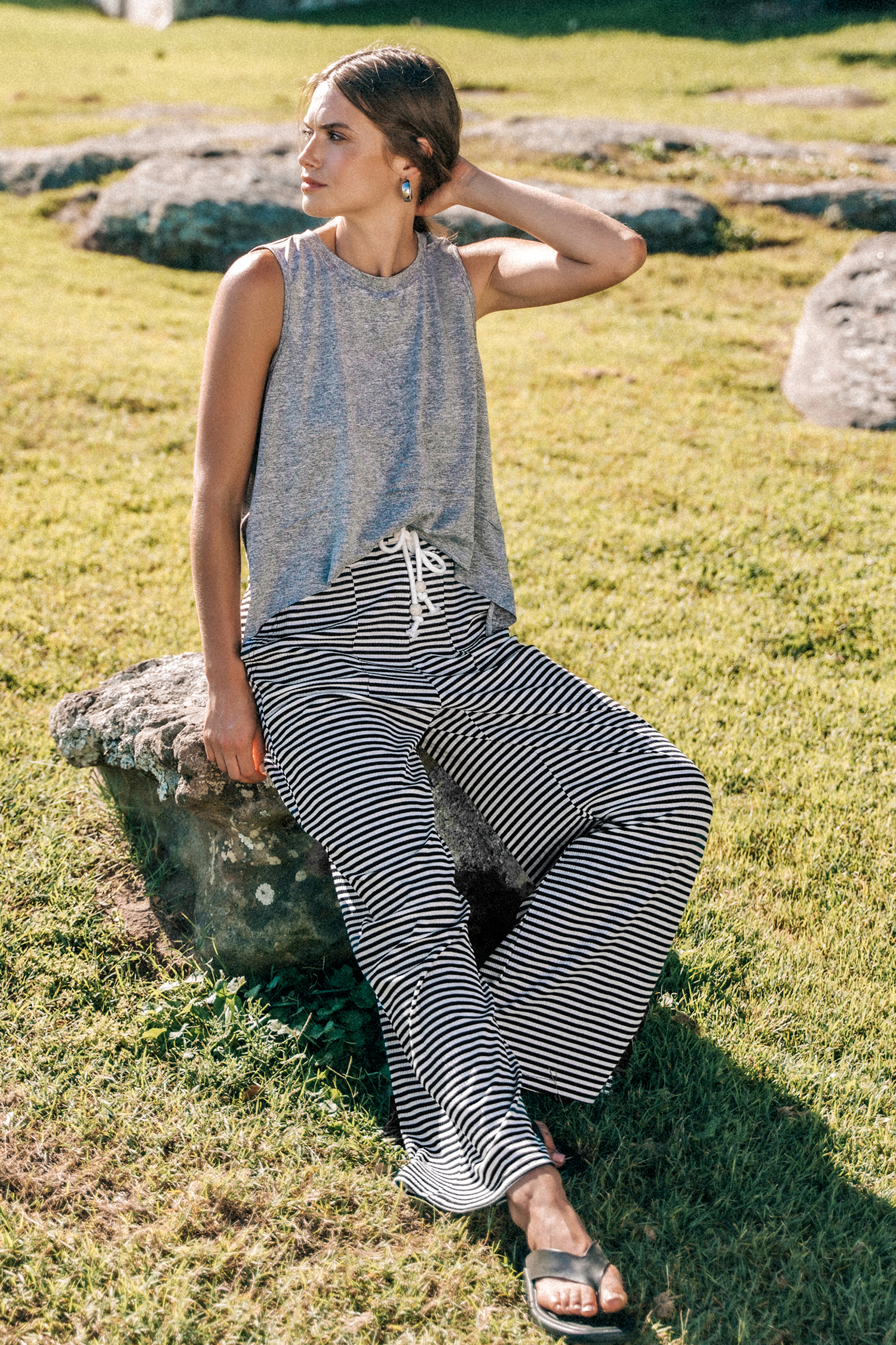 Pantalon à large jambe avec cordon à la taille et rayures