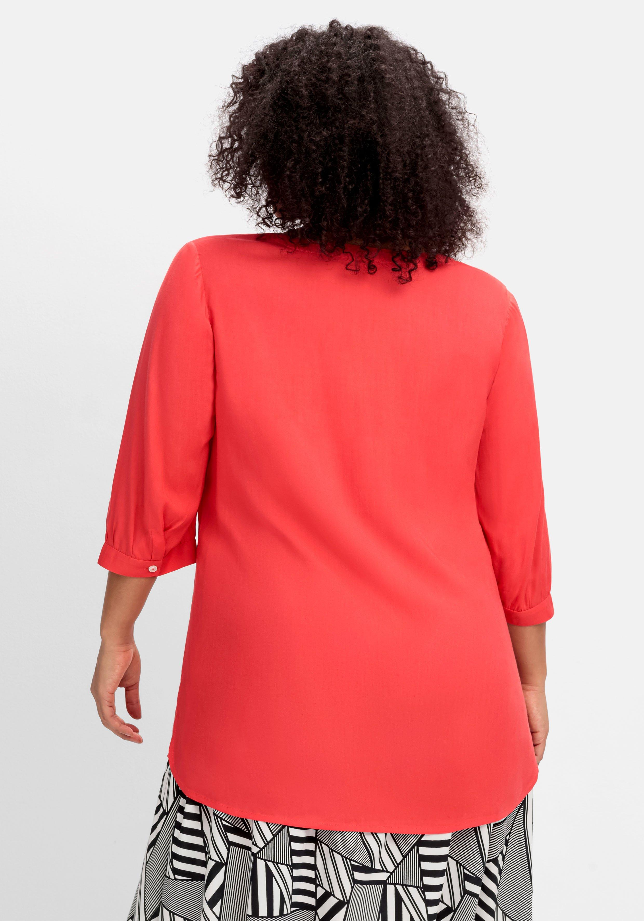 Bluse mit Ziertape am V-Ausschnitt
