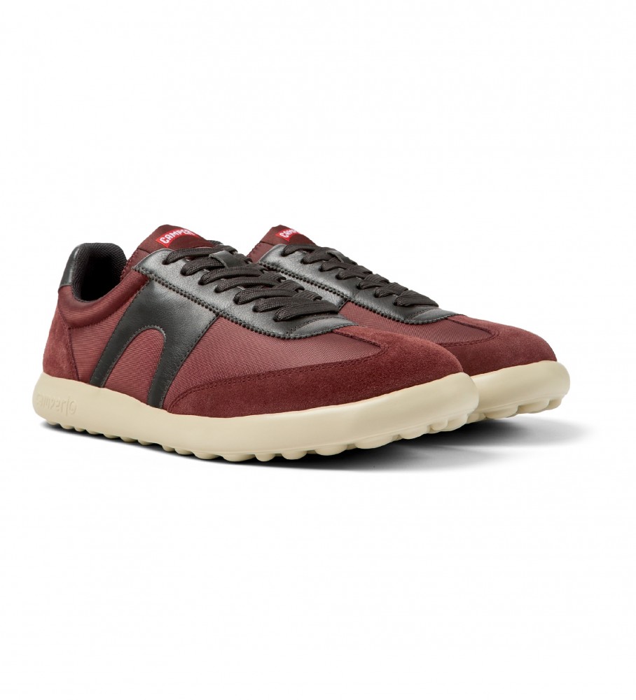 Tênis de couro Camper com detalhes em vermelho, tamanho XLF.