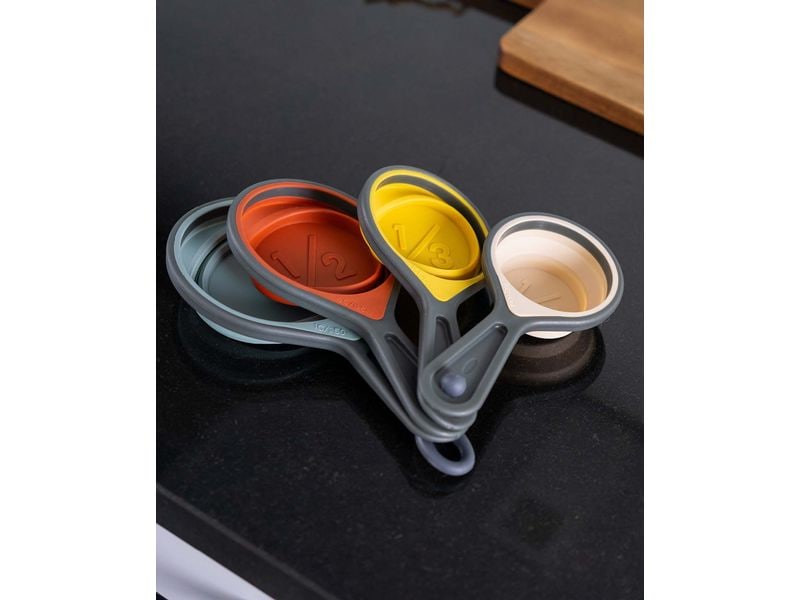 Esmée Messbecher 4er Set 1/4 dl bis 1 dl, Mehrfarbig 4 in 1 Cup Messbecher Set aus grauem Silikon mit farbiger Innenseite