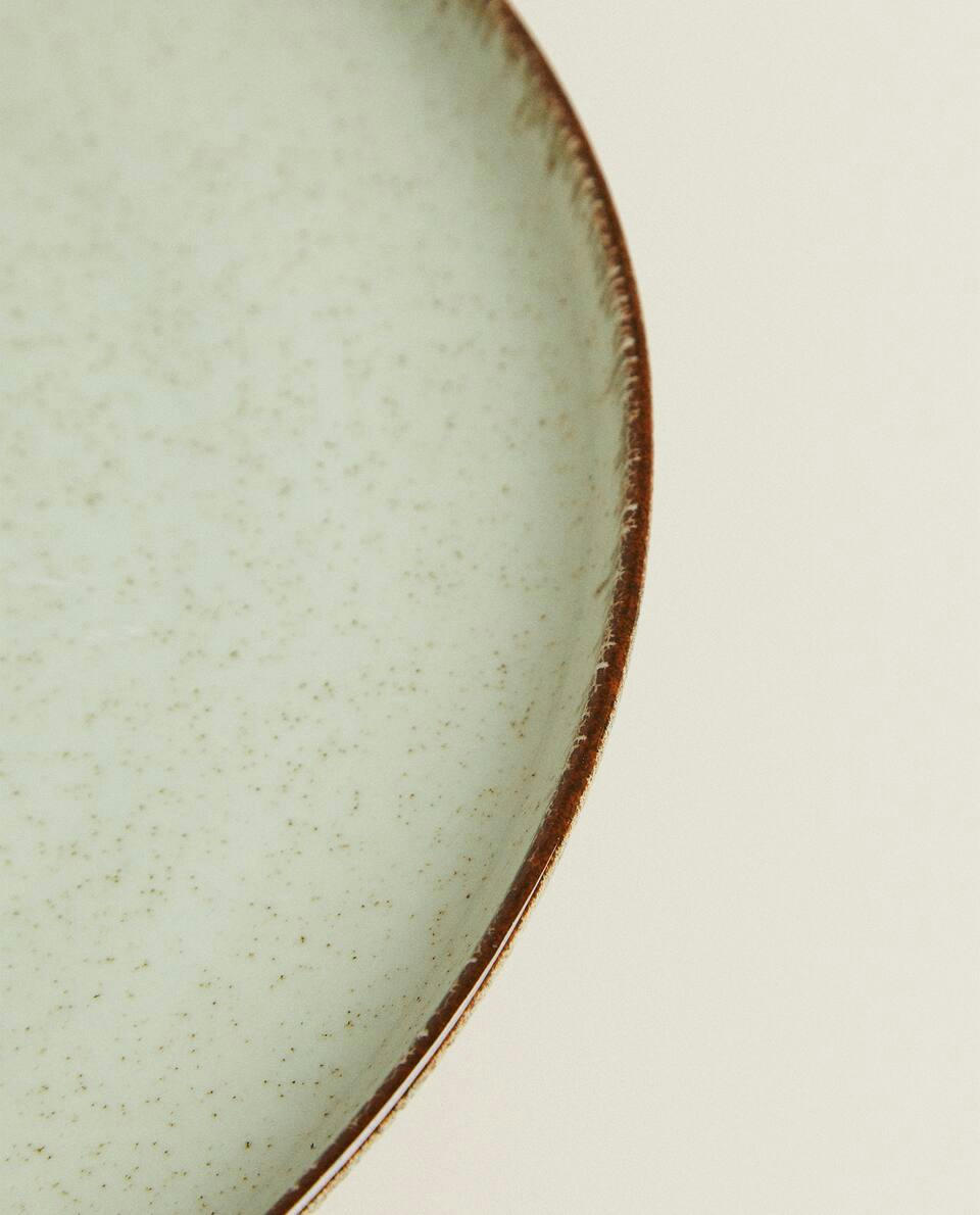 Louça de porcelana com borda de acabamento antigo