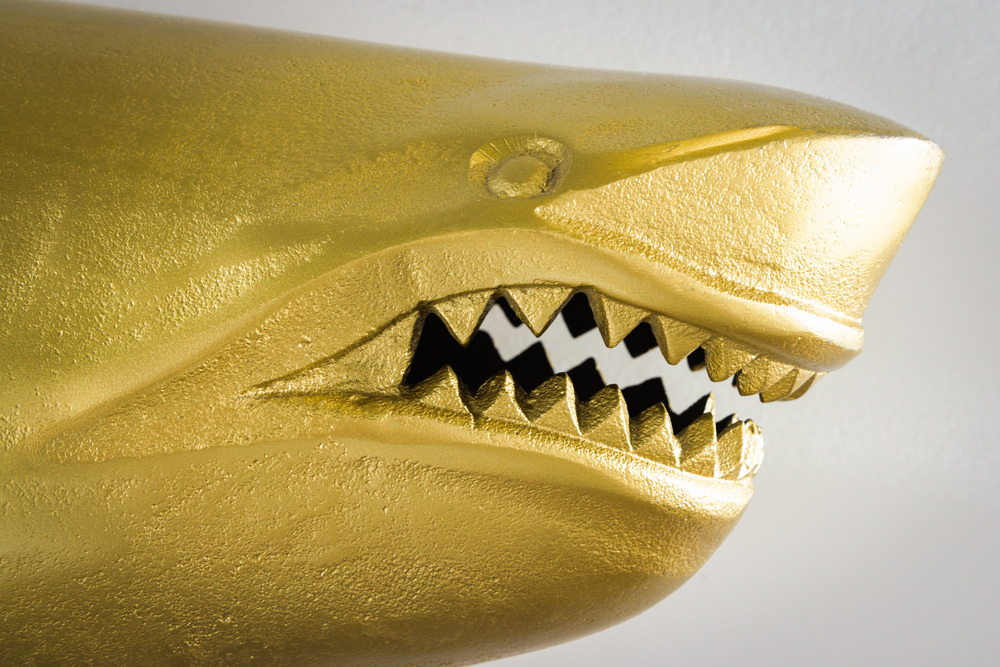 Maritime Wanddekoration HAI 105cm gold rechts Metall handmade Haifisch Design Skulptur