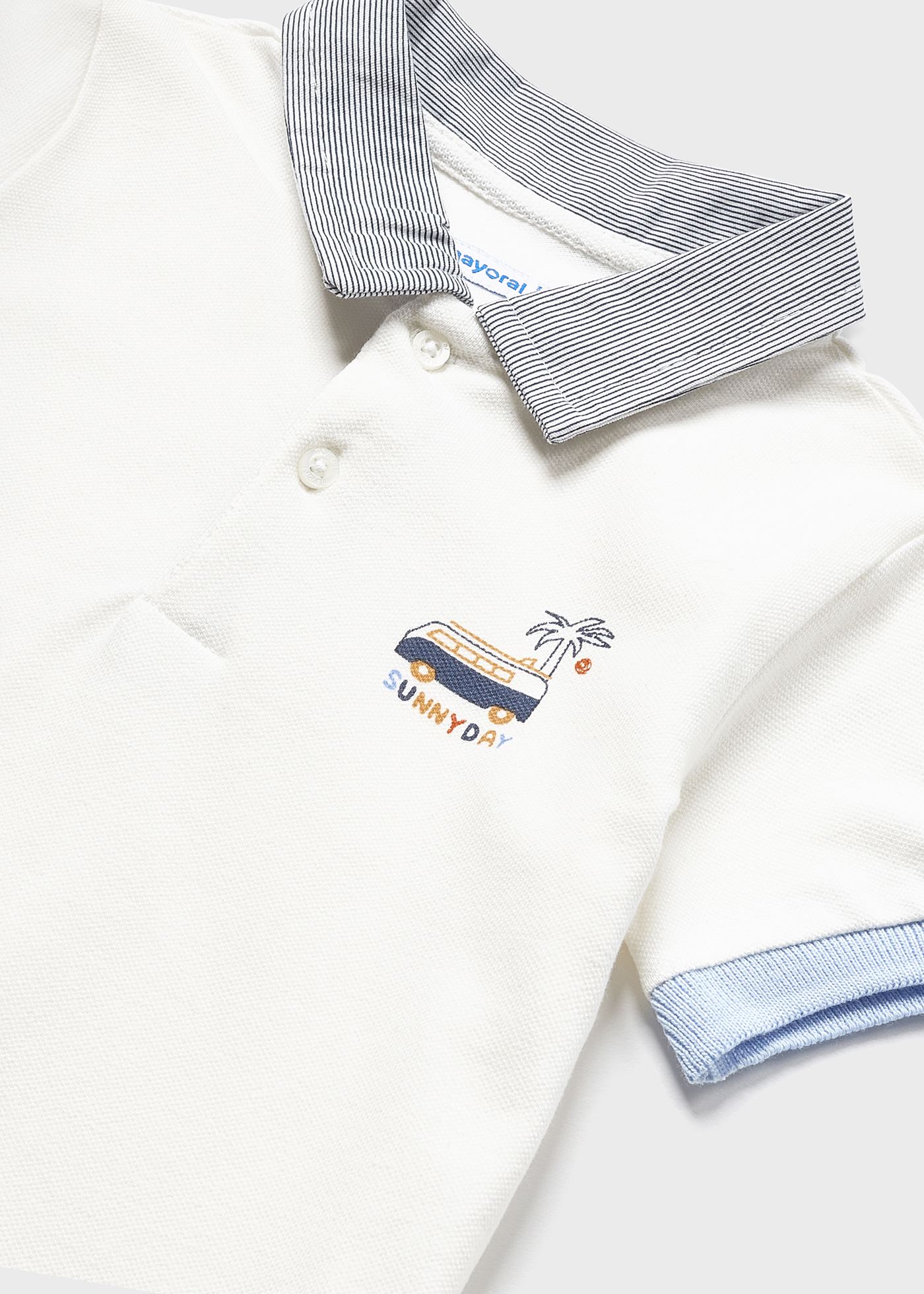 Camisa polo infantil de manga curta com estampa.