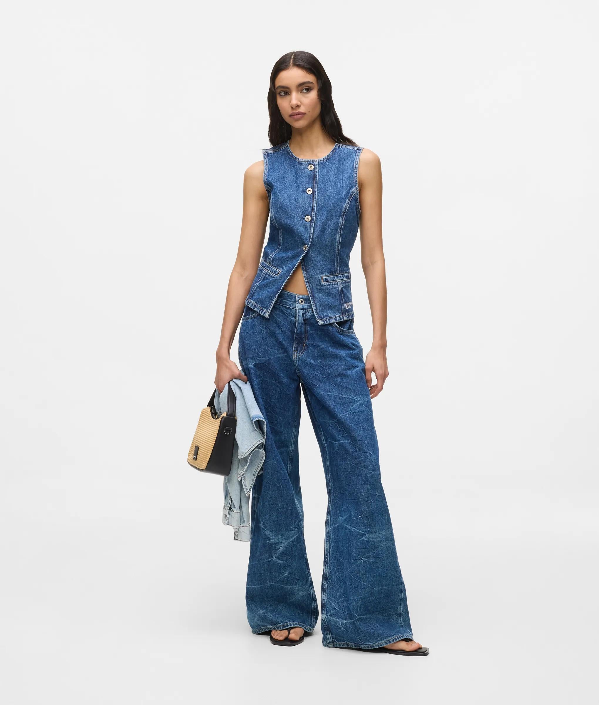 Low-rise wide-leg jeans