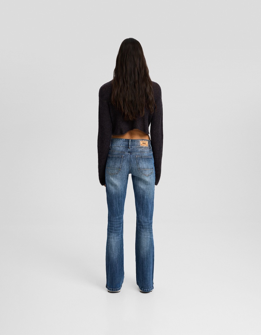 calça jeans flare de cintura baixa
