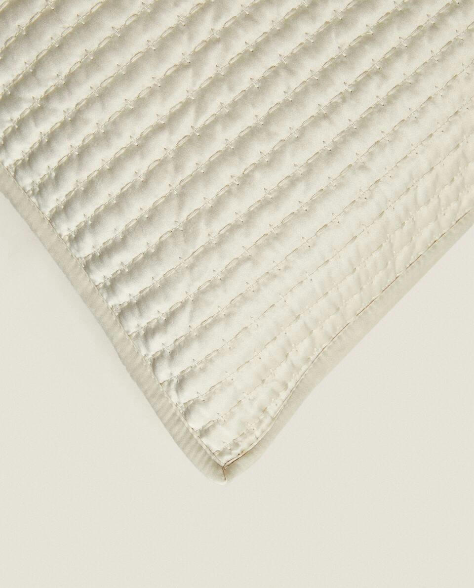 CAPA DE ALMOFADA COM COSTURA DETALHADA