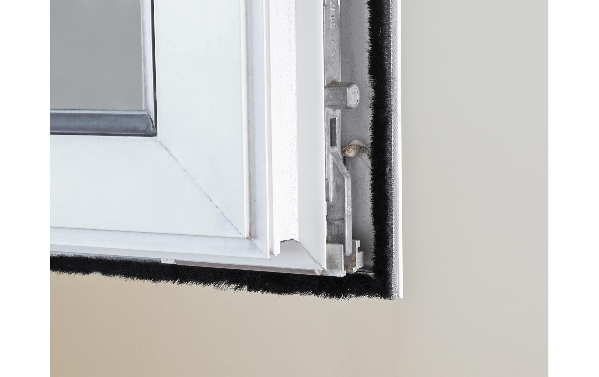 Bürstenstreifen selbstklebend schwarz, 10mm - 5mDelock Bürstenstreifen selbstklebend 10 mm – Länge 5 m schwarz